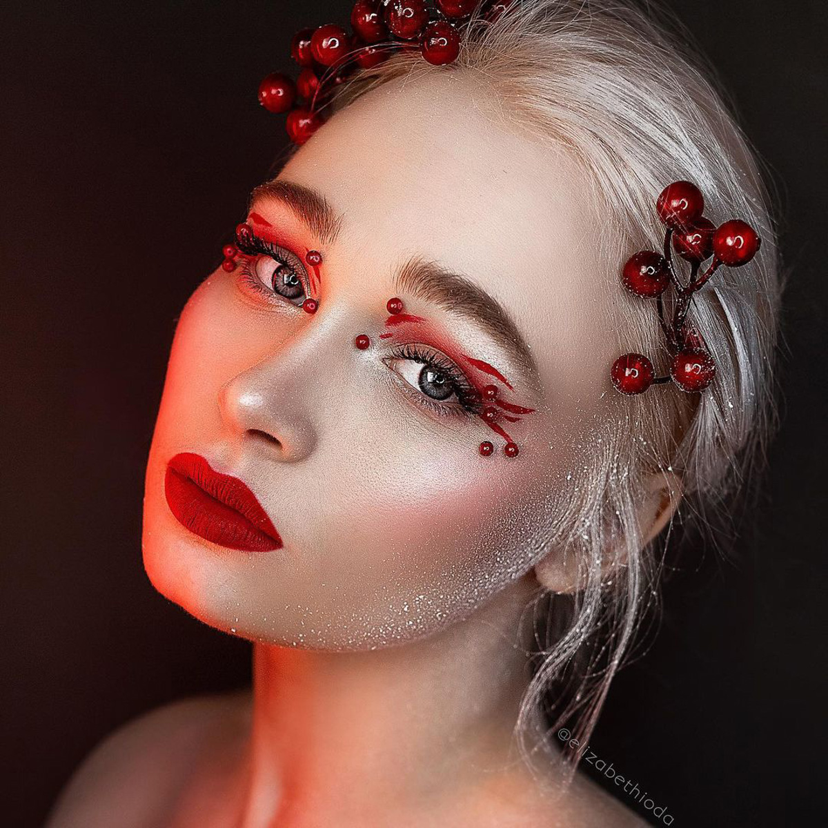 Трудолюбие — секрет успеха, поэтому, когда увидите портрет Елизаветы Иоды на рекламном стенде в крупном магазине косметики, сильно не удивляйтесь. Кольчугинская Дейнерис снова продемонстрировала свой профессионализм и стала амбассадором бренда декоративной косметики с русской душой Elian.