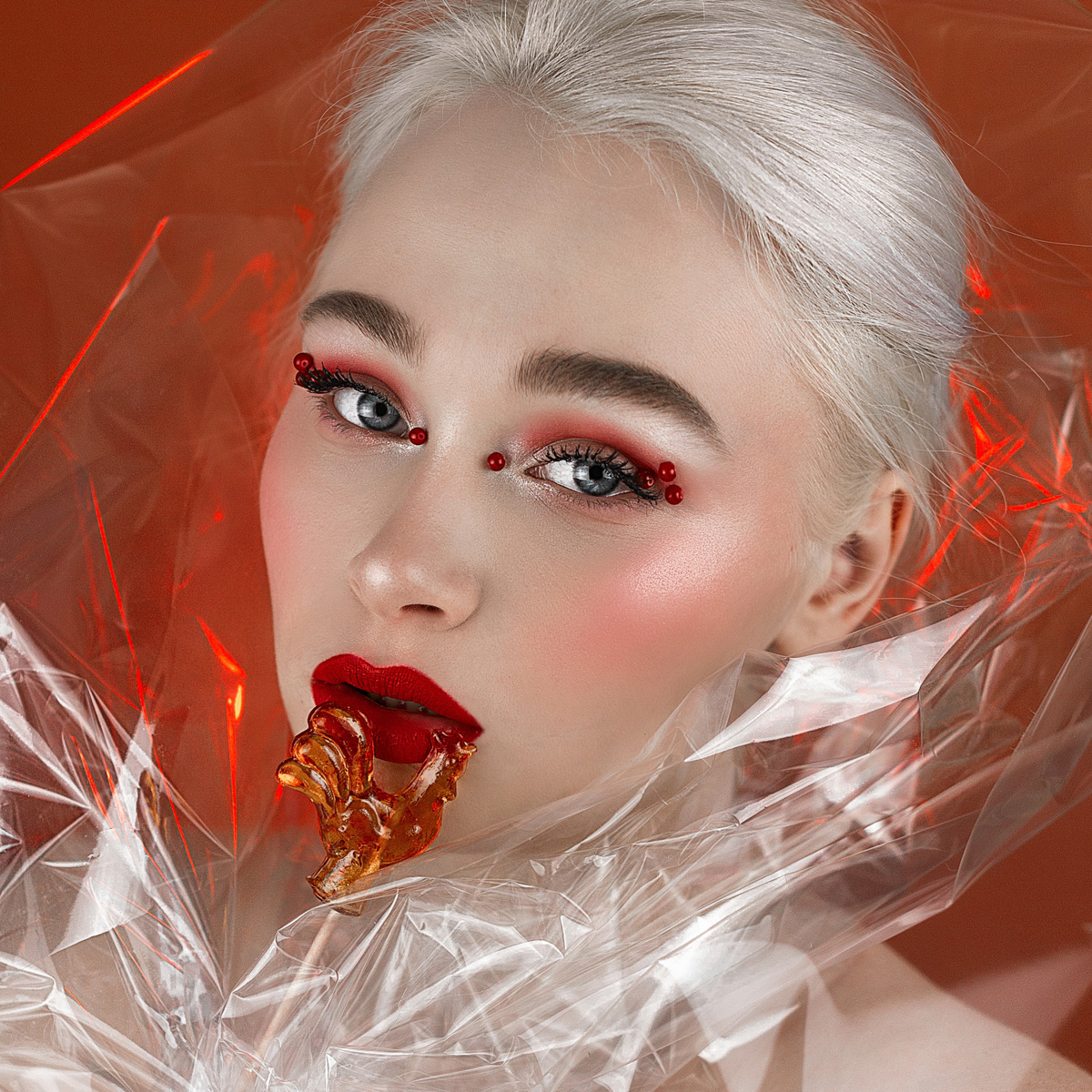 Трудолюбие — секрет успеха, поэтому, когда увидите портрет Елизаветы Иоды на рекламном стенде в крупном магазине косметики, сильно не удивляйтесь. Кольчугинская Дейнерис снова продемонстрировала свой профессионализм и стала амбассадором бренда декоративной косметики с русской душой Elian.