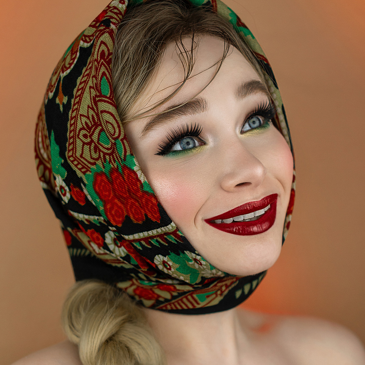 Трудолюбие — секрет успеха, поэтому, когда увидите портрет Елизаветы Иоды на рекламном стенде в крупном магазине косметики, сильно не удивляйтесь. Кольчугинская Дейнерис снова продемонстрировала свой профессионализм и стала амбассадором бренда декоративной косметики с русской душой Elian.