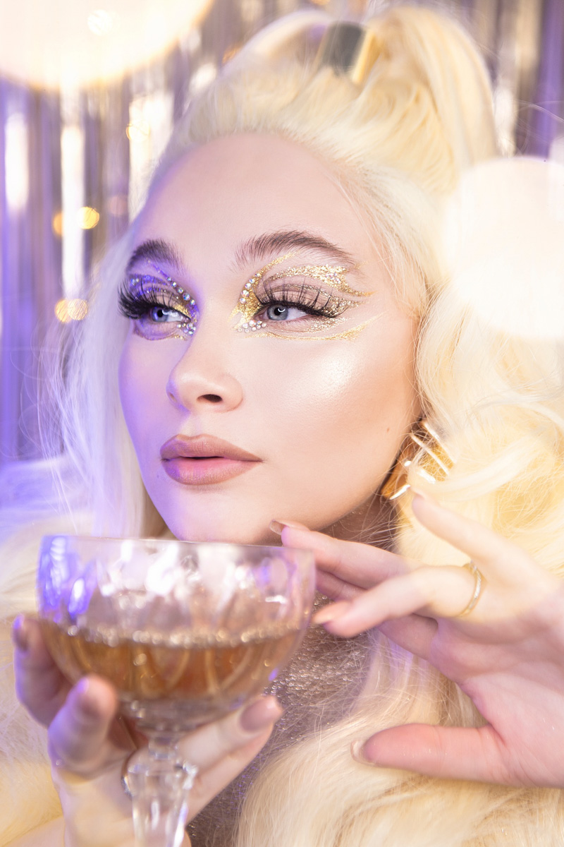 Трудолюбие — секрет успеха, поэтому, когда увидите портрет Елизаветы Иоды на рекламном стенде в крупном магазине косметики, сильно не удивляйтесь. Кольчугинская Дейнерис снова продемонстрировала свой профессионализм и стала амбассадором бренда декоративной косметики с русской душой Elian.