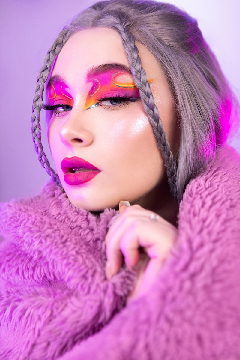 Трудолюбие — секрет успеха, поэтому, когда увидите портрет Елизаветы Иоды на рекламном стенде в крупном магазине косметики, сильно не удивляйтесь. Кольчугинская Дейнерис снова продемонстрировала свой профессионализм и стала амбассадором бренда декоративной косметики с русской душой Elian.