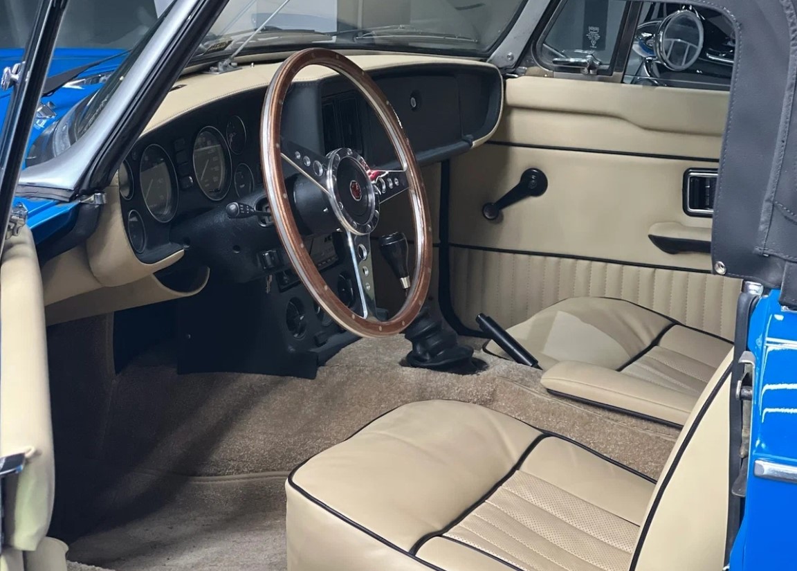 Задумались о покупке нового автомобиля, но хочется чего-то необычного? Тогда обратите внимание на нашу подборку. Эти машины довольно редко встречаются на дорогах сегодня, но их реально приобрести. Причем во Владимирской области. И сделать это могут люди с совершенно разным достатком. Погнали! 