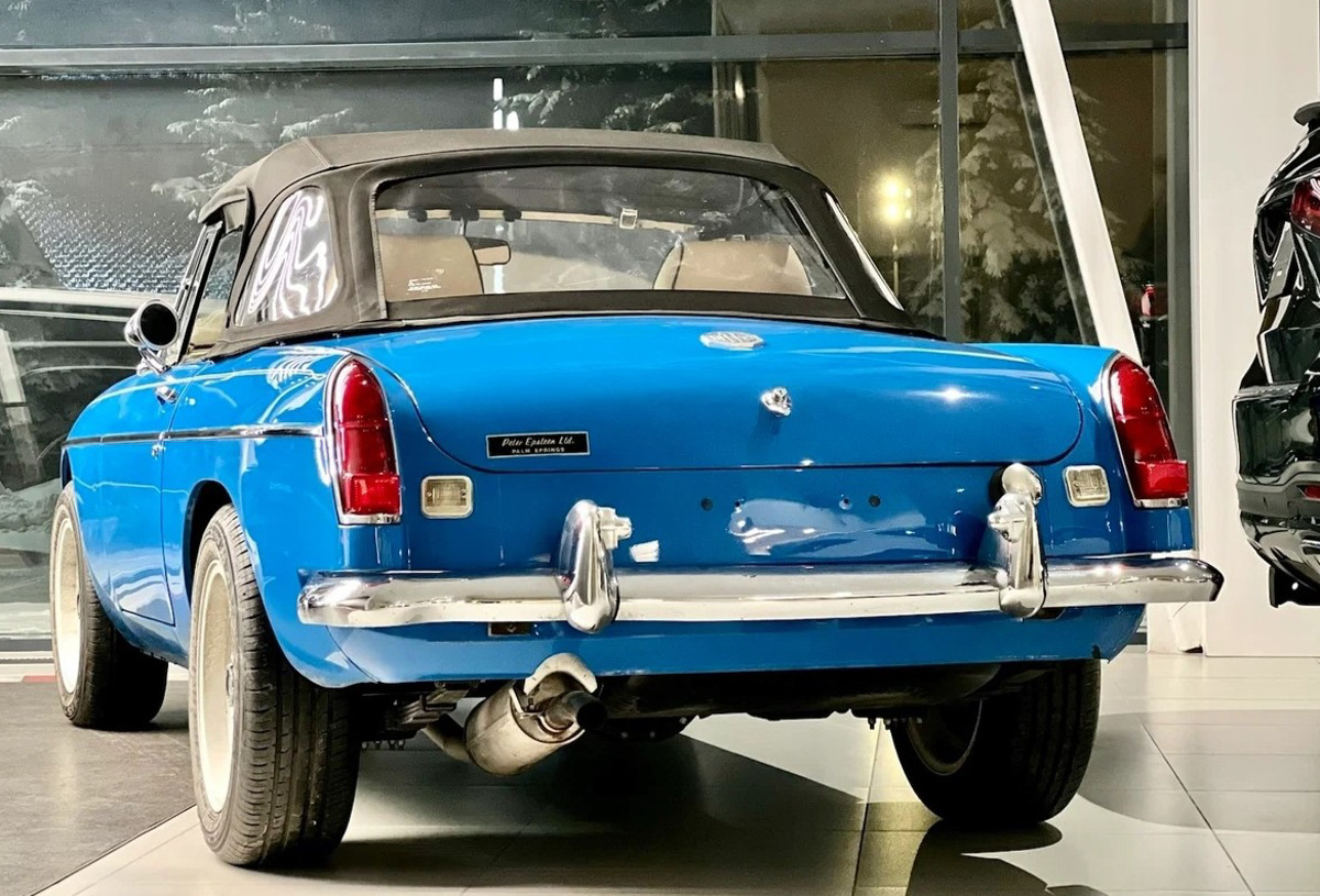 Задумались о покупке нового автомобиля, но хочется чего-то необычного? Тогда обратите внимание на нашу подборку. Эти машины довольно редко встречаются на дорогах сегодня, но их реально приобрести. Причем во Владимирской области. И сделать это могут люди с совершенно разным достатком. Погнали! 