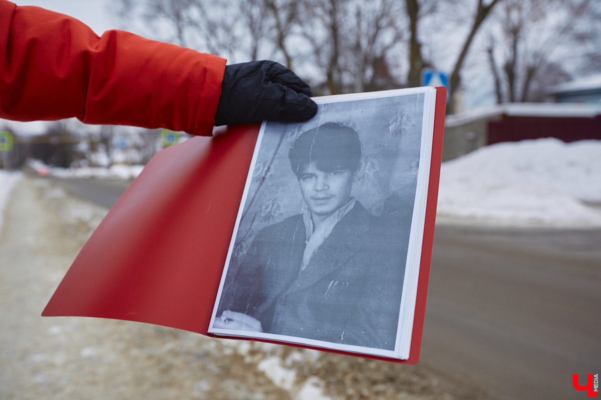 Относиться к эпатажному, своенравному, не всегда трезвому представителю русской литературы можно по-всякому, но без интереса следить за его похождениями невозможно. Доказываем это прогулкой с экскурсоводом Владимиром Новиковым по местам лихого студенчества Венички Ерофеева. Встречаемся у школы-интерната на Стрелецкой, надеваем уютные тапочки и потопали!