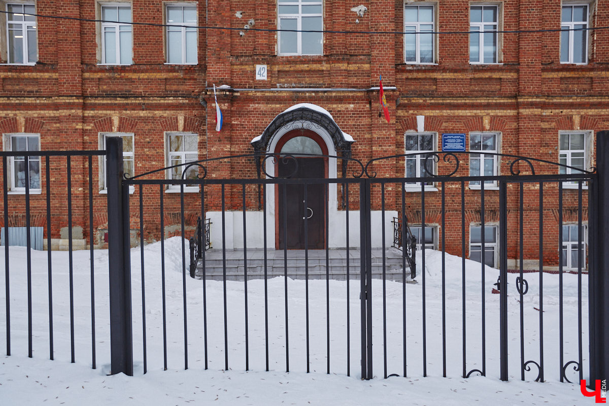 Относиться к эпатажному, своенравному, не всегда трезвому представителю русской литературы можно по-всякому, но без интереса следить за его похождениями невозможно. Доказываем это прогулкой с экскурсоводом Владимиром Новиковым по местам лихого студенчества Венички Ерофеева. Встречаемся у школы-интерната на Стрелецкой, надеваем уютные тапочки и потопали!