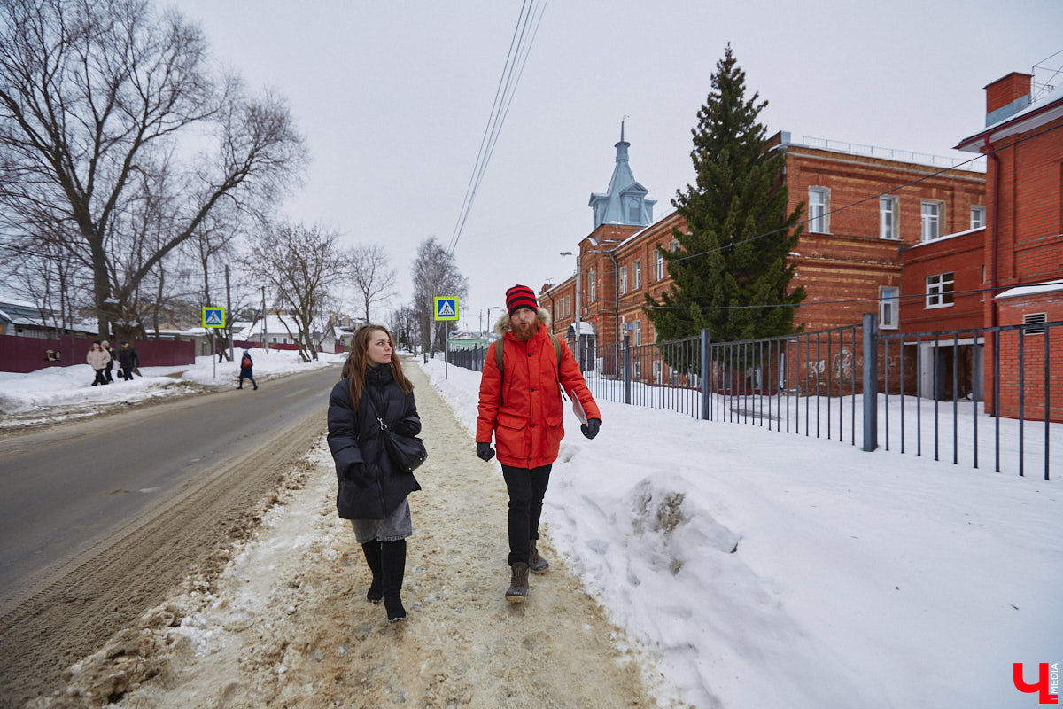 Относиться к эпатажному, своенравному, не всегда трезвому представителю русской литературы можно по-всякому, но без интереса следить за его похождениями невозможно. Доказываем это прогулкой с экскурсоводом Владимиром Новиковым по местам лихого студенчества Венички Ерофеева. Встречаемся у школы-интерната на Стрелецкой, надеваем уютные тапочки и потопали!