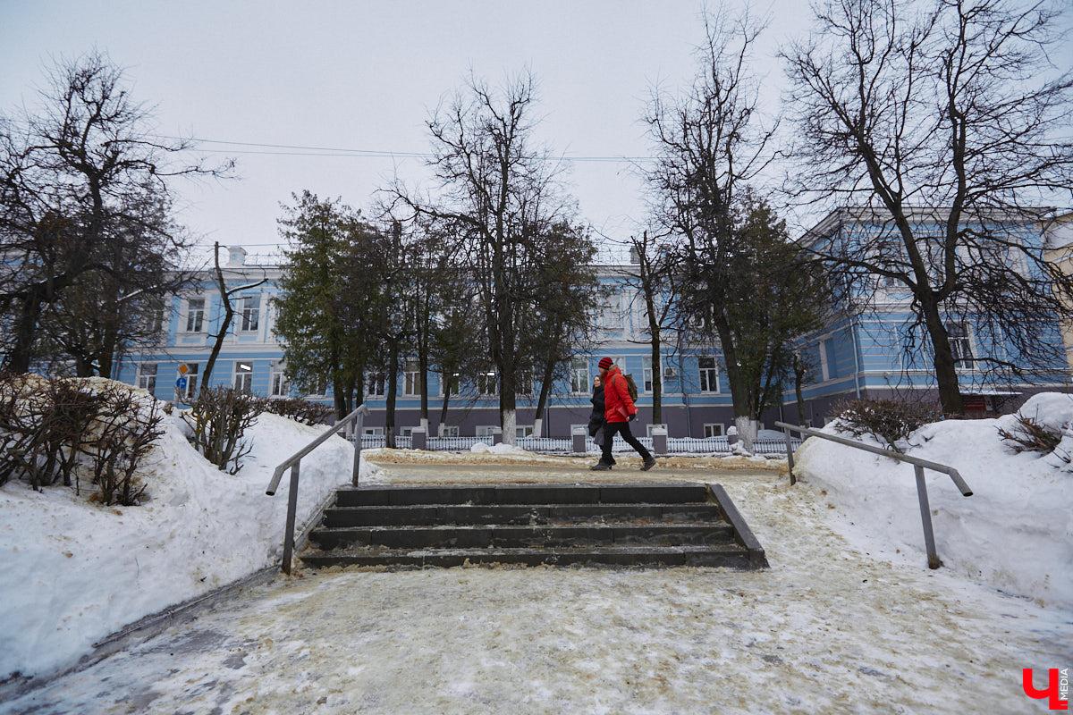 Относиться к эпатажному, своенравному, не всегда трезвому представителю русской литературы можно по-всякому, но без интереса следить за его похождениями невозможно. Доказываем это прогулкой с экскурсоводом Владимиром Новиковым по местам лихого студенчества Венички Ерофеева. Встречаемся у школы-интерната на Стрелецкой, надеваем уютные тапочки и потопали!