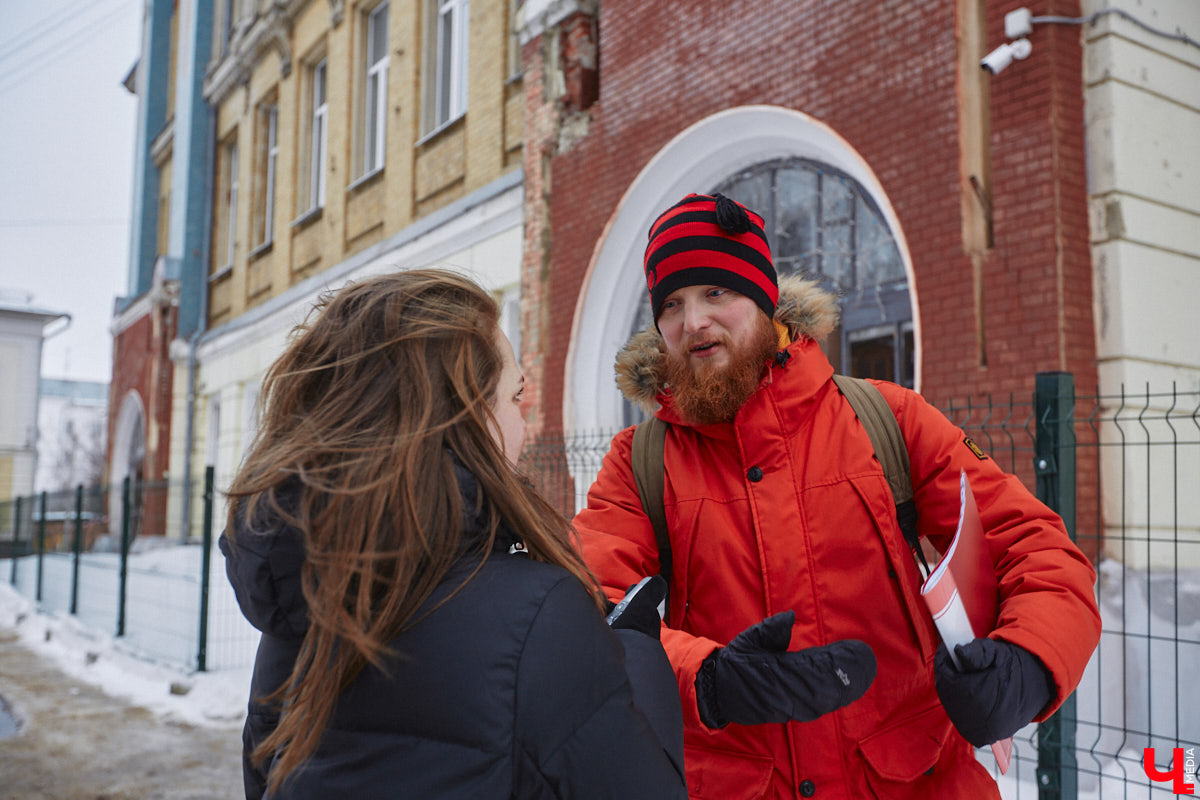 Относиться к эпатажному, своенравному, не всегда трезвому представителю русской литературы можно по-всякому, но без интереса следить за его похождениями невозможно. Доказываем это прогулкой с экскурсоводом Владимиром Новиковым по местам лихого студенчества Венички Ерофеева. Встречаемся у школы-интерната на Стрелецкой, надеваем уютные тапочки и потопали!