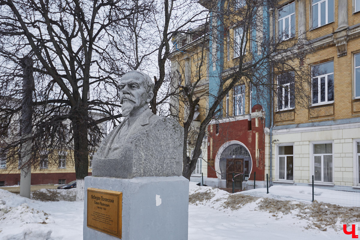 Относиться к эпатажному, своенравному, не всегда трезвому представителю русской литературы можно по-всякому, но без интереса следить за его похождениями невозможно. Доказываем это прогулкой с экскурсоводом Владимиром Новиковым по местам лихого студенчества Венички Ерофеева. Встречаемся у школы-интерната на Стрелецкой, надеваем уютные тапочки и потопали!