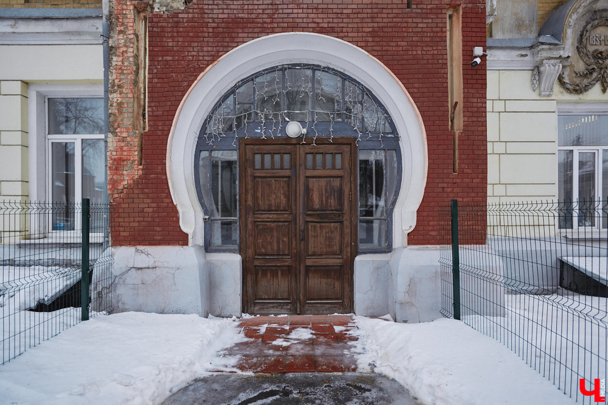 Относиться к эпатажному, своенравному, не всегда трезвому представителю русской литературы можно по-всякому, но без интереса следить за его похождениями невозможно. Доказываем это прогулкой с экскурсоводом Владимиром Новиковым по местам лихого студенчества Венички Ерофеева. Встречаемся у школы-интерната на Стрелецкой, надеваем уютные тапочки и потопали!