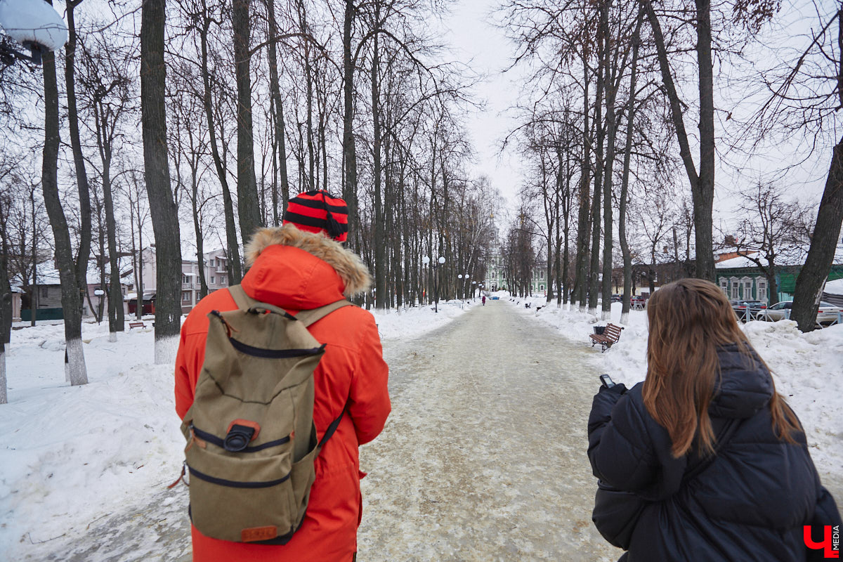 Относиться к эпатажному, своенравному, не всегда трезвому представителю русской литературы можно по-всякому, но без интереса следить за его похождениями невозможно. Доказываем это прогулкой с экскурсоводом Владимиром Новиковым по местам лихого студенчества Венички Ерофеева. Встречаемся у школы-интерната на Стрелецкой, надеваем уютные тапочки и потопали!
