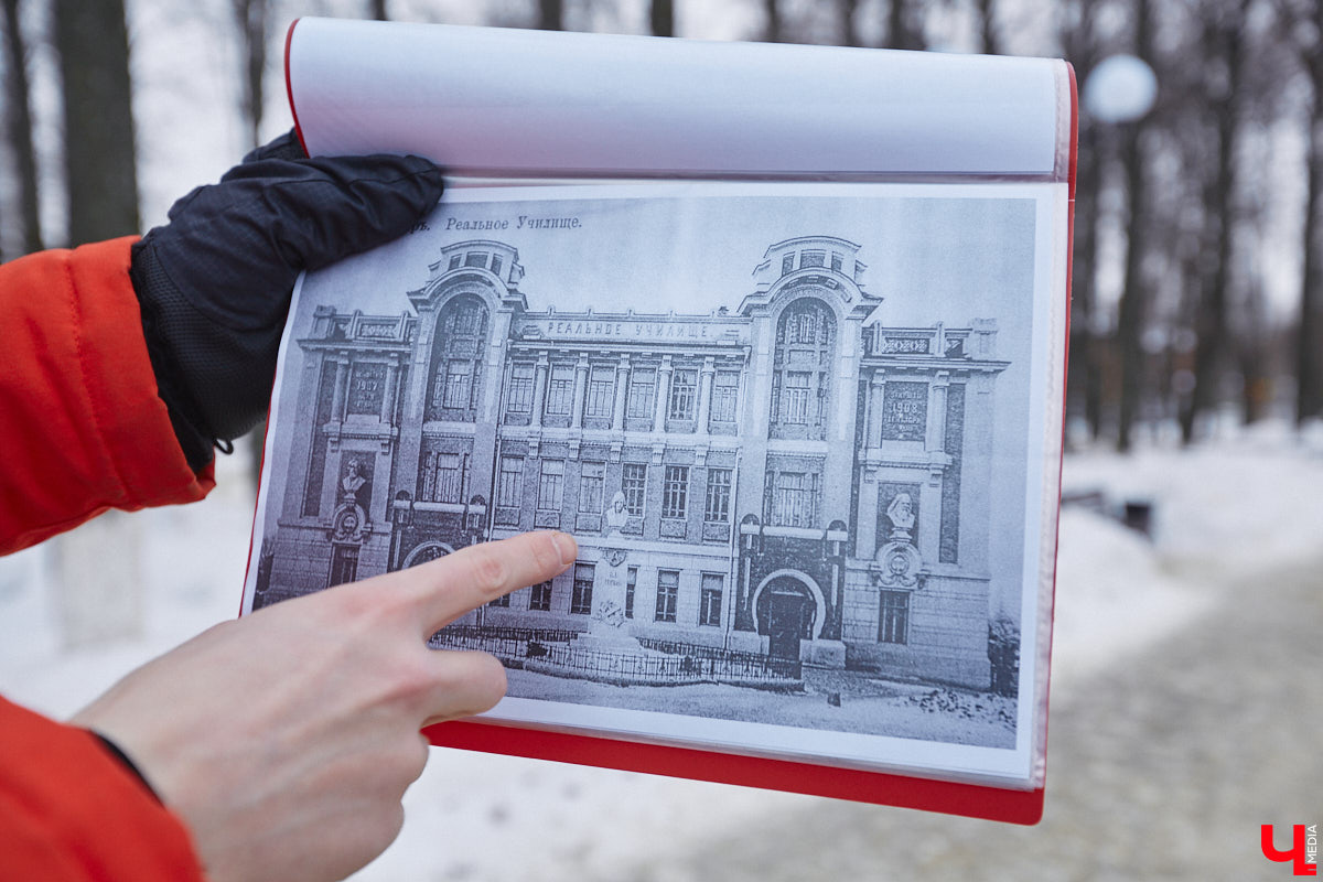 Относиться к эпатажному, своенравному, не всегда трезвому представителю русской литературы можно по-всякому, но без интереса следить за его похождениями невозможно. Доказываем это прогулкой с экскурсоводом Владимиром Новиковым по местам лихого студенчества Венички Ерофеева. Встречаемся у школы-интерната на Стрелецкой, надеваем уютные тапочки и потопали!