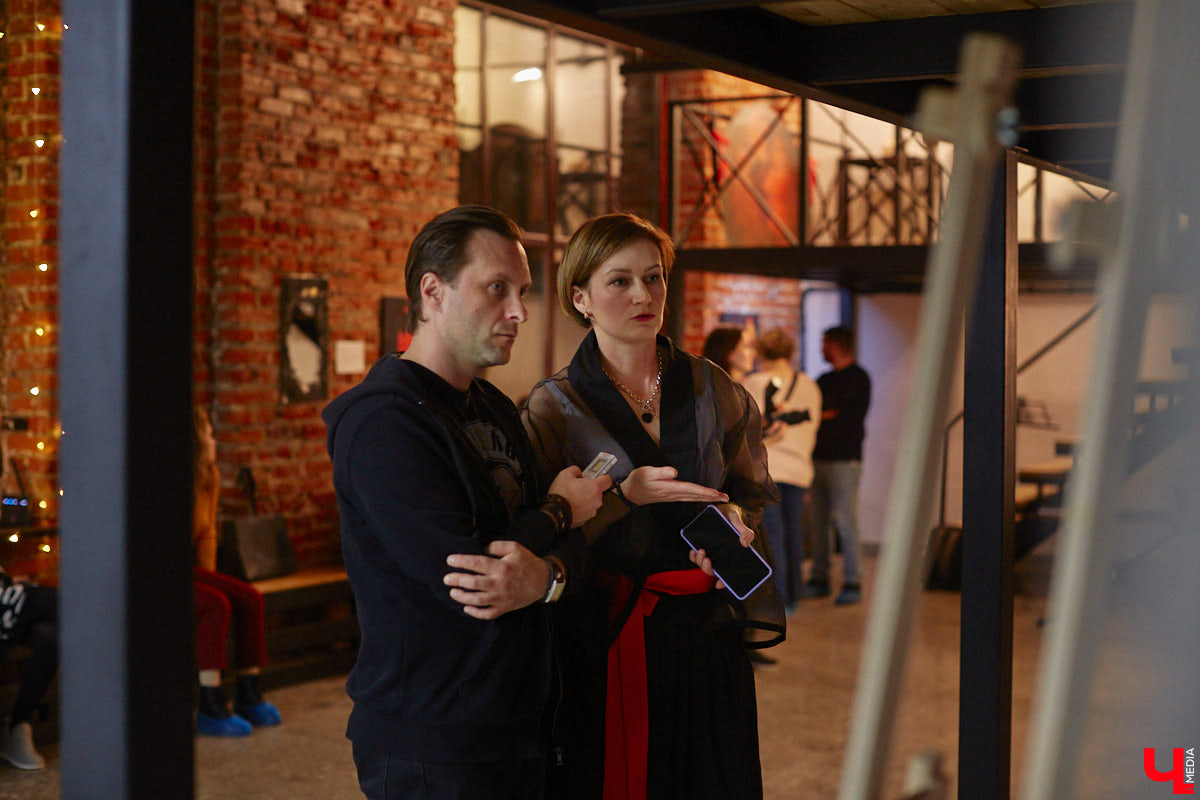 Как выразить чувство искренней любви, боль от потери, надежду на лучшее? Как зафиксировать каждое движение души, зримо воплотить свои размышления о жизни и смерти? Екатерина Пакина, взявшая себе творческий псевдоним Кауа, нашла для себя три разных способа самовыражения.