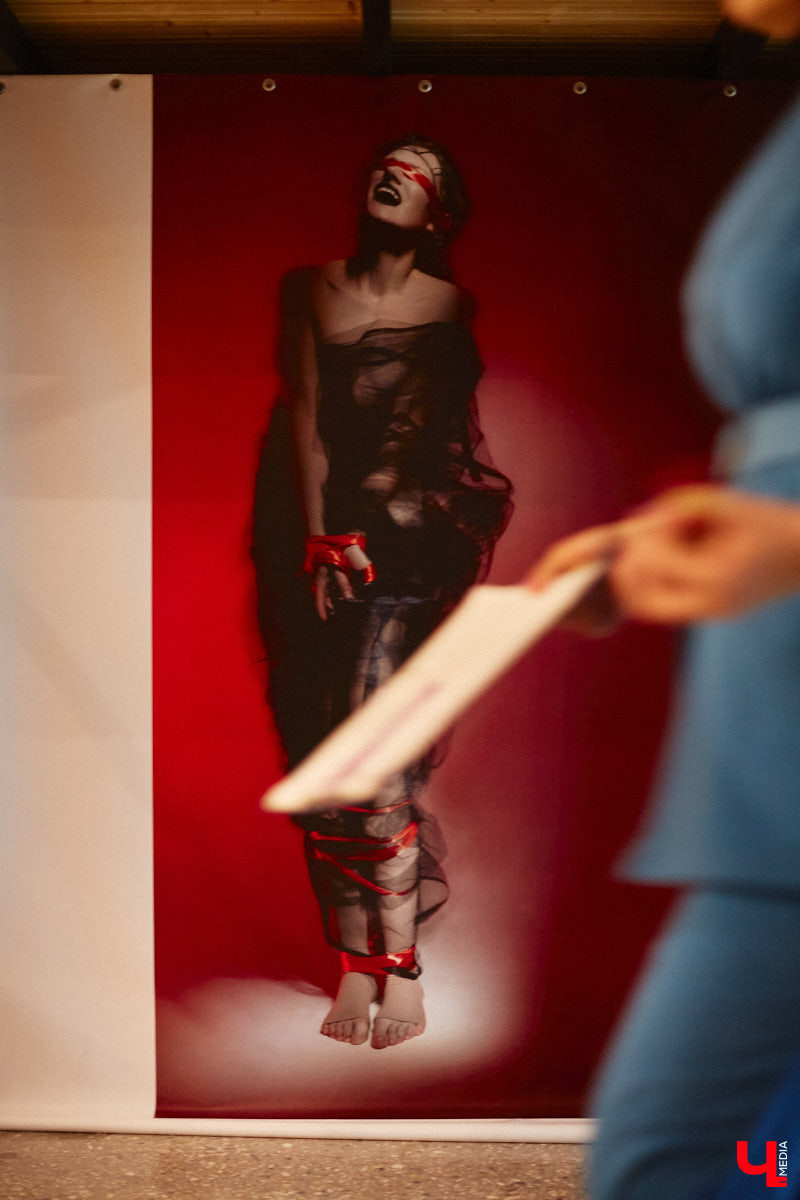 Как выразить чувство искренней любви, боль от потери, надежду на лучшее? Как зафиксировать каждое движение души, зримо воплотить свои размышления о жизни и смерти? Екатерина Пакина, взявшая себе творческий псевдоним Кауа, нашла для себя три разных способа самовыражения.