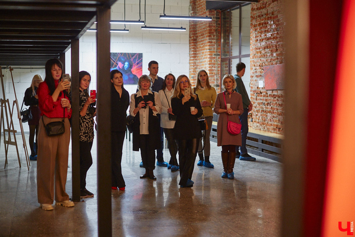 Как выразить чувство искренней любви, боль от потери, надежду на лучшее? Как зафиксировать каждое движение души, зримо воплотить свои размышления о жизни и смерти? Екатерина Пакина, взявшая себе творческий псевдоним Кауа, нашла для себя три разных способа самовыражения.