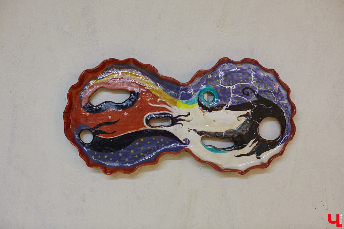 Как выразить чувство искренней любви, боль от потери, надежду на лучшее? Как зафиксировать каждое движение души, зримо воплотить свои размышления о жизни и смерти? Екатерина Пакина, взявшая себе творческий псевдоним Кауа, нашла для себя три разных способа самовыражения.