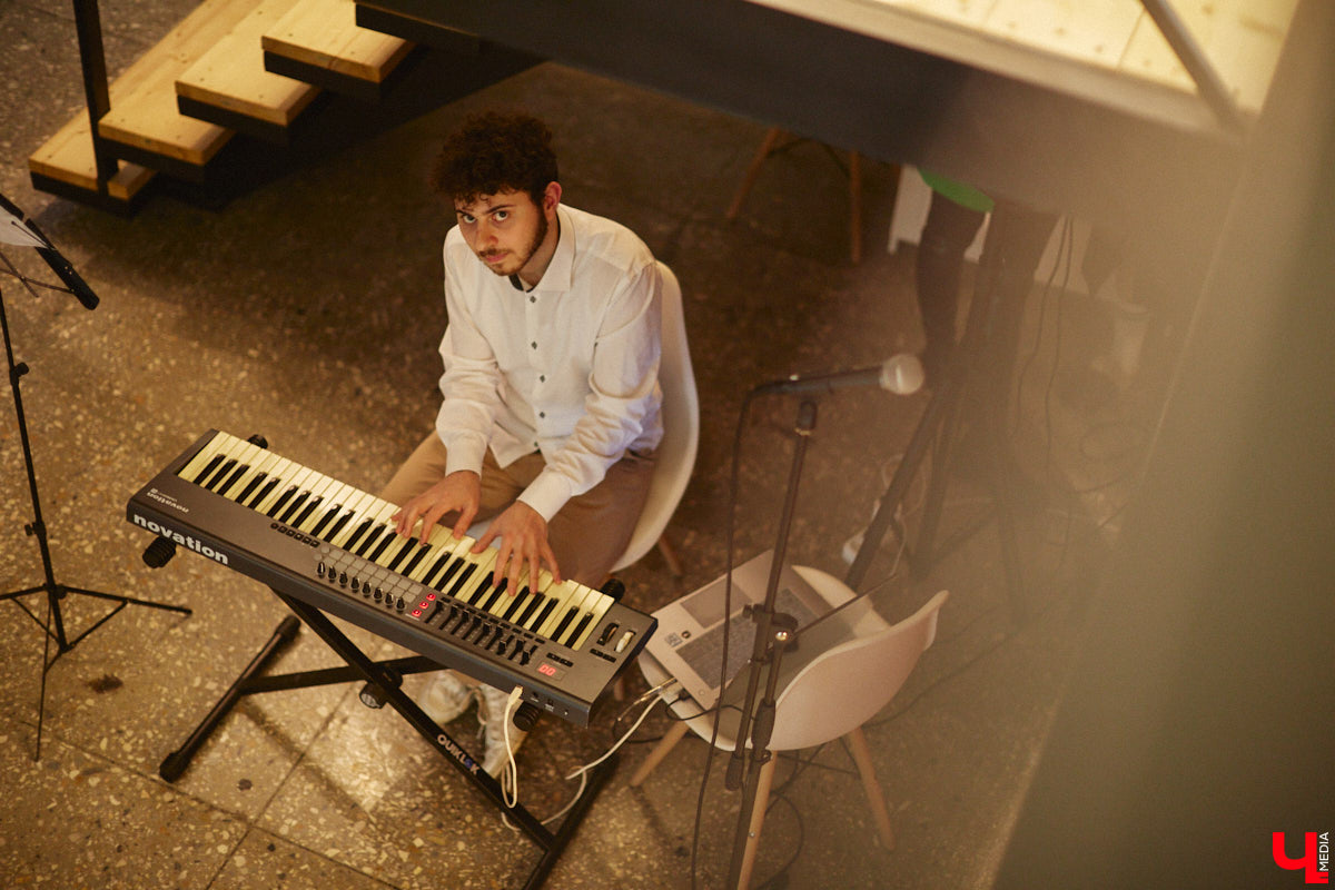 Как выразить чувство искренней любви, боль от потери, надежду на лучшее? Как зафиксировать каждое движение души, зримо воплотить свои размышления о жизни и смерти? Екатерина Пакина, взявшая себе творческий псевдоним Кауа, нашла для себя три разных способа самовыражения.