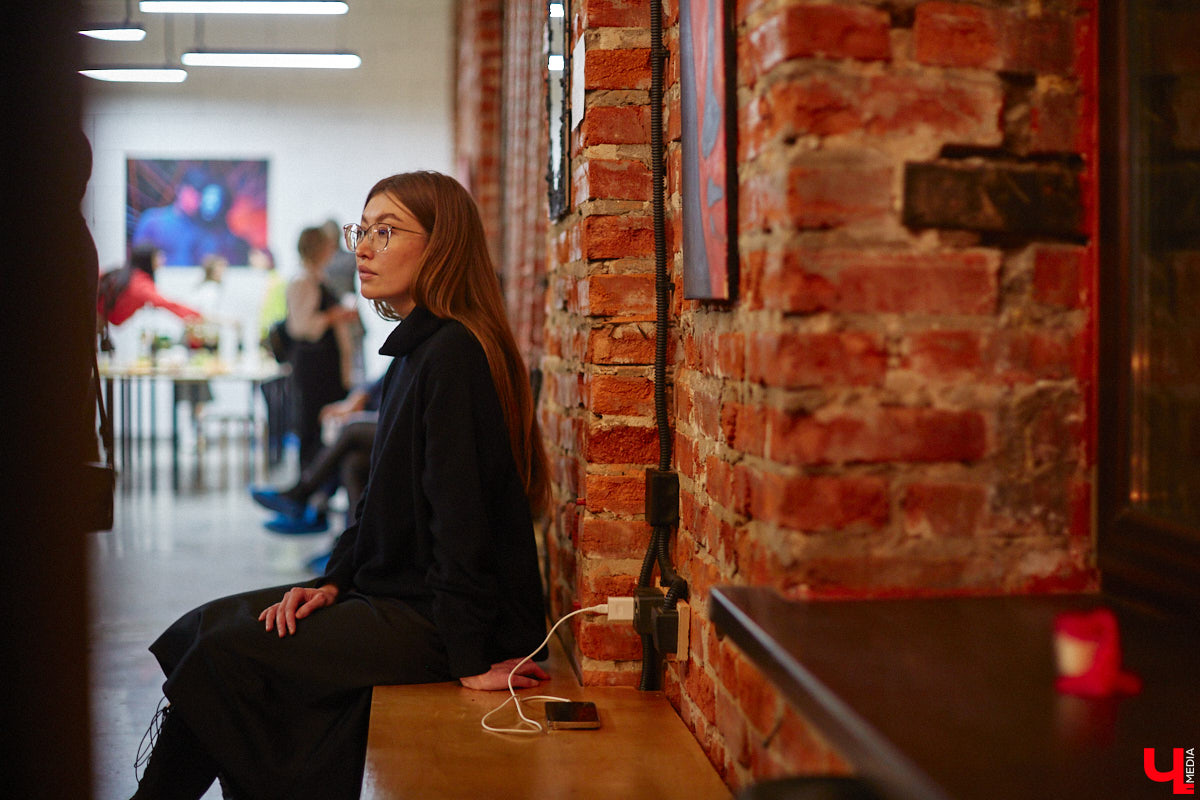 Как выразить чувство искренней любви, боль от потери, надежду на лучшее? Как зафиксировать каждое движение души, зримо воплотить свои размышления о жизни и смерти? Екатерина Пакина, взявшая себе творческий псевдоним Кауа, нашла для себя три разных способа самовыражения.