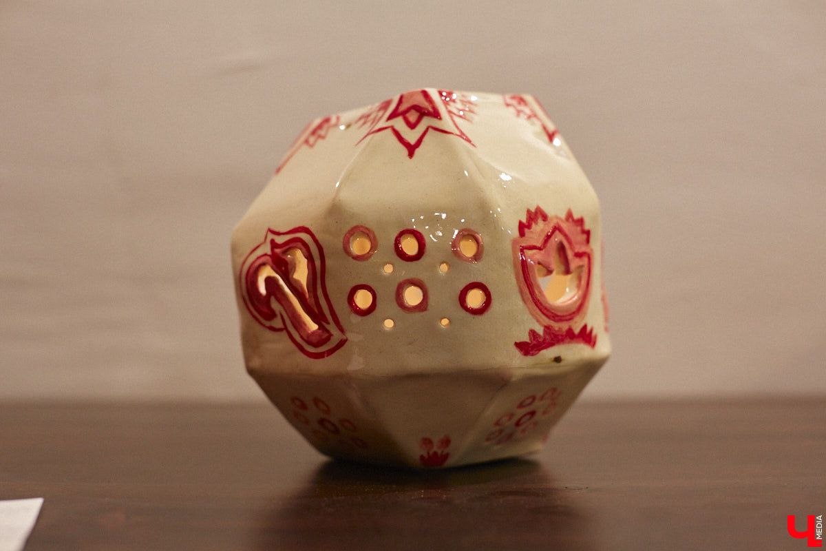 Как выразить чувство искренней любви, боль от потери, надежду на лучшее? Как зафиксировать каждое движение души, зримо воплотить свои размышления о жизни и смерти? Екатерина Пакина, взявшая себе творческий псевдоним Кауа, нашла для себя три разных способа самовыражения.