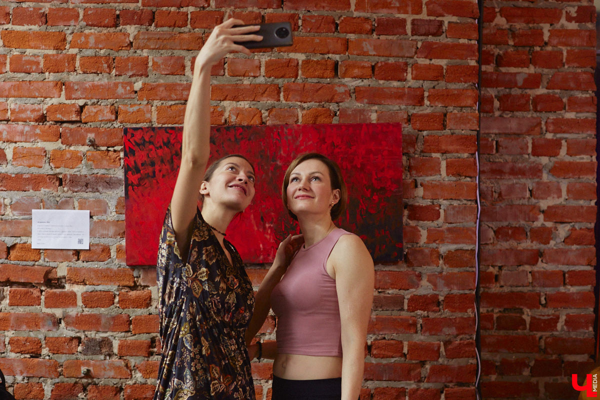 Как выразить чувство искренней любви, боль от потери, надежду на лучшее? Как зафиксировать каждое движение души, зримо воплотить свои размышления о жизни и смерти? Екатерина Пакина, взявшая себе творческий псевдоним Кауа, нашла для себя три разных способа самовыражения.