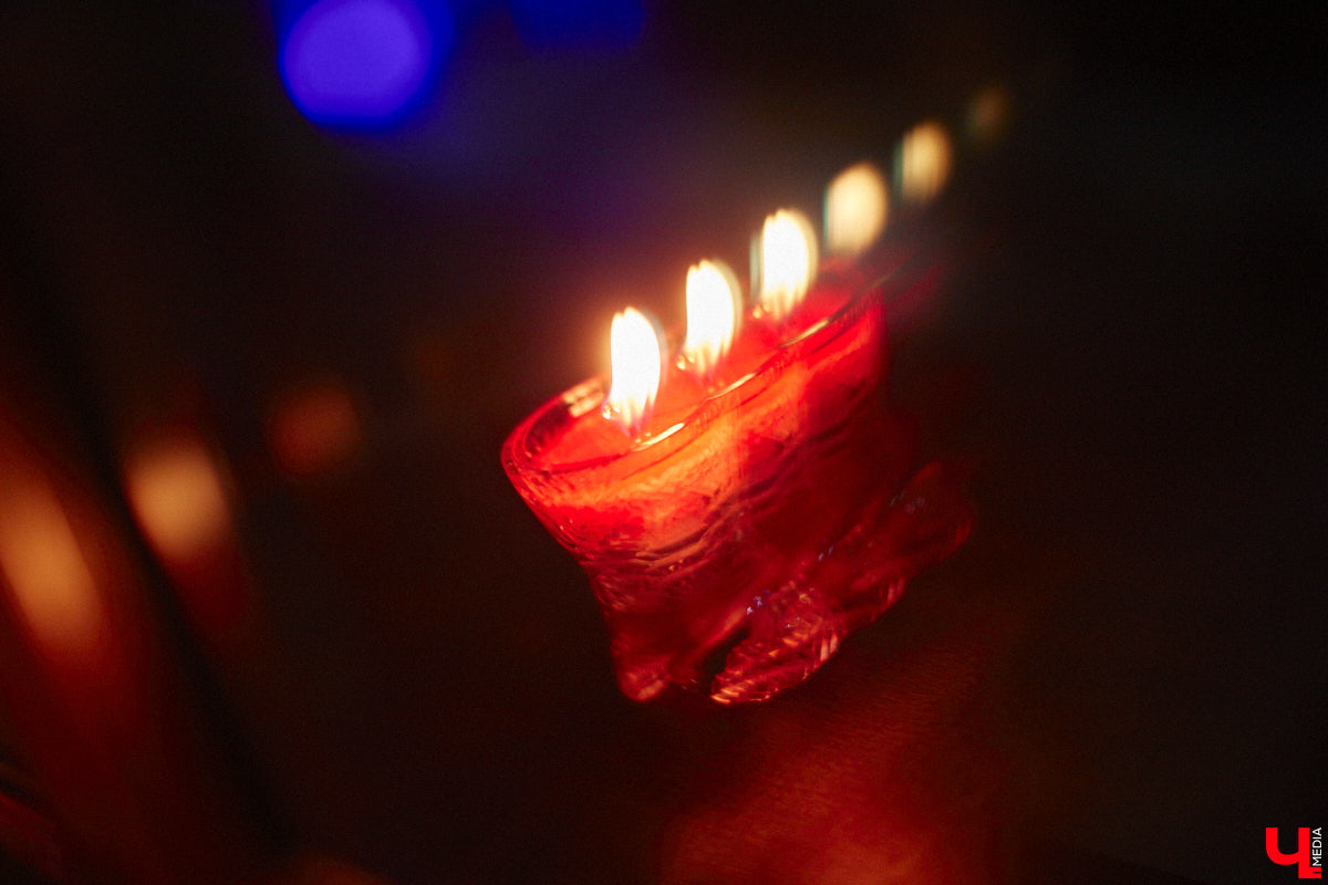 Как выразить чувство искренней любви, боль от потери, надежду на лучшее? Как зафиксировать каждое движение души, зримо воплотить свои размышления о жизни и смерти? Екатерина Пакина, взявшая себе творческий псевдоним Кауа, нашла для себя три разных способа самовыражения.