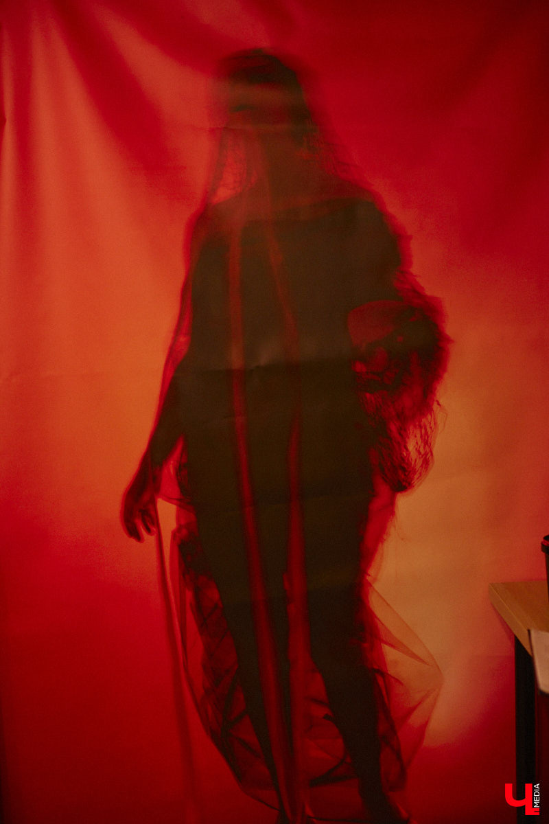 Как выразить чувство искренней любви, боль от потери, надежду на лучшее? Как зафиксировать каждое движение души, зримо воплотить свои размышления о жизни и смерти? Екатерина Пакина, взявшая себе творческий псевдоним Кауа, нашла для себя три разных способа самовыражения.