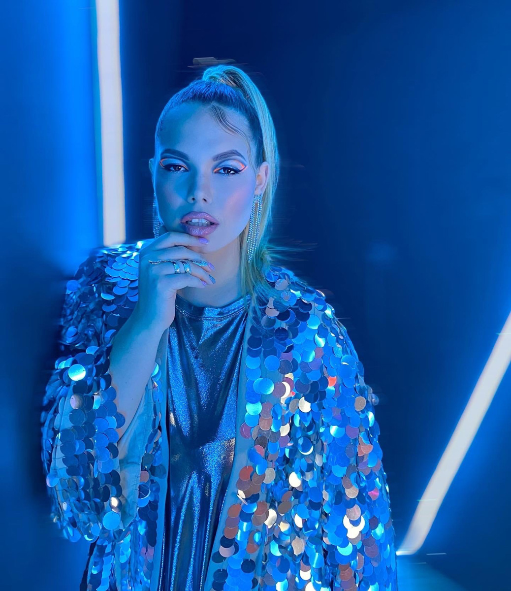 В 2021-м вокалистка Юлия Галкина участвовала в ТВ-проекте «Новая Звезда», прошлой осенью стала участницей музыкального баттла в «Ночном контакте» и спела дуэтом с Mia Boyka. На этом не всё! Новый, 2023 год вокалистка начинает аж с двух музыкальных проектов, о чём тезисно рассказывает в социальных сетях и более подробно — нашему интернет-журналу.