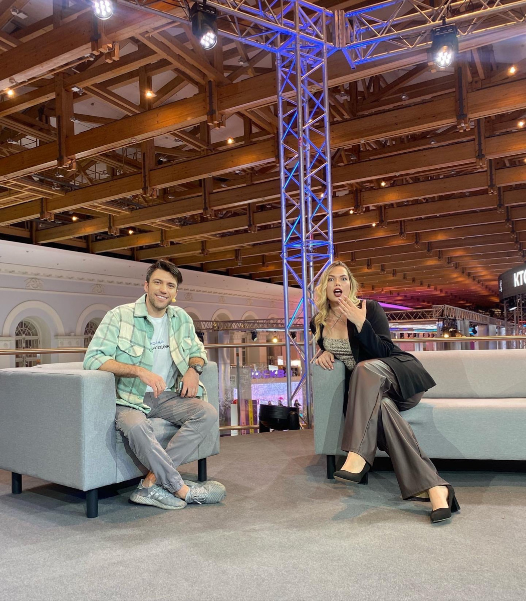 В 2021-м вокалистка Юлия Галкина участвовала в ТВ-проекте «Новая Звезда», прошлой осенью стала участницей музыкального баттла в «Ночном контакте» и спела дуэтом с Mia Boyka. На этом не всё! Новый, 2023 год вокалистка начинает аж с двух музыкальных проектов, о чём тезисно рассказывает в социальных сетях и более подробно — нашему интернет-журналу.