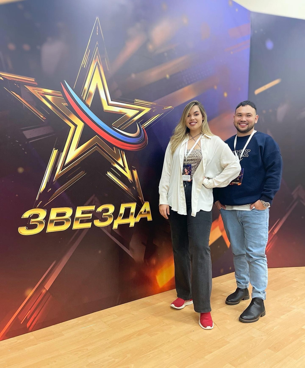 В 2021-м вокалистка Юлия Галкина участвовала в ТВ-проекте «Новая Звезда», прошлой осенью стала участницей музыкального баттла в «Ночном контакте» и спела дуэтом с Mia Boyka. На этом не всё! Новый, 2023 год вокалистка начинает аж с двух музыкальных проектов, о чём тезисно рассказывает в социальных сетях и более подробно — нашему интернет-журналу.