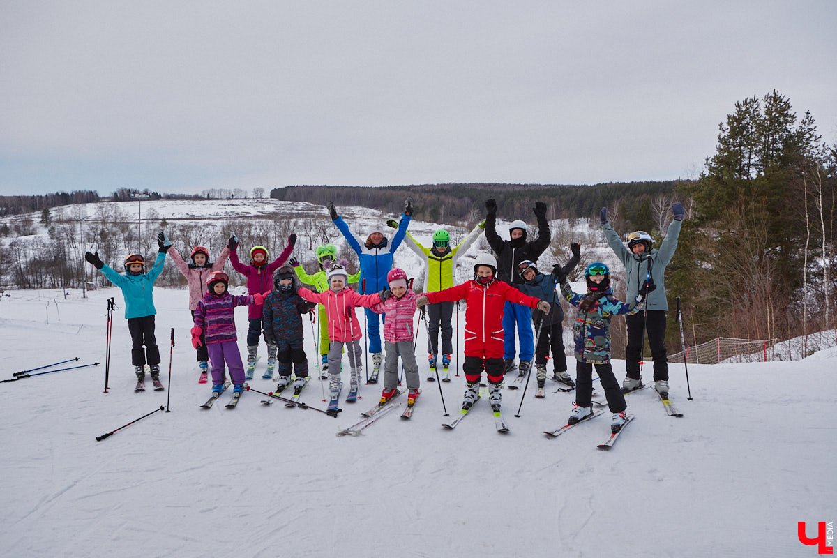Где же совершенствовать райдерские навыки, если во Владимирской области зимние виды спорта совсем не развиты? Едем на Заячью гору, где преподаёт Анна Ларионова — мастер спорта международного класса, участница зимних Олимпийских игр 1998 года в Нагано, чемпионка Европы, тренер с более чем 20-летним стажем и опытом инструкторства в Швейцарии. Около года назад лыжница прибыла сюда, чтобы расшевелить горнолыжный спорт 33-го региона! О профессиональных тренировках, модернизации склонов и менее экстремальных активностях Заячьей горки рассказывает «Ключ-Медиа».