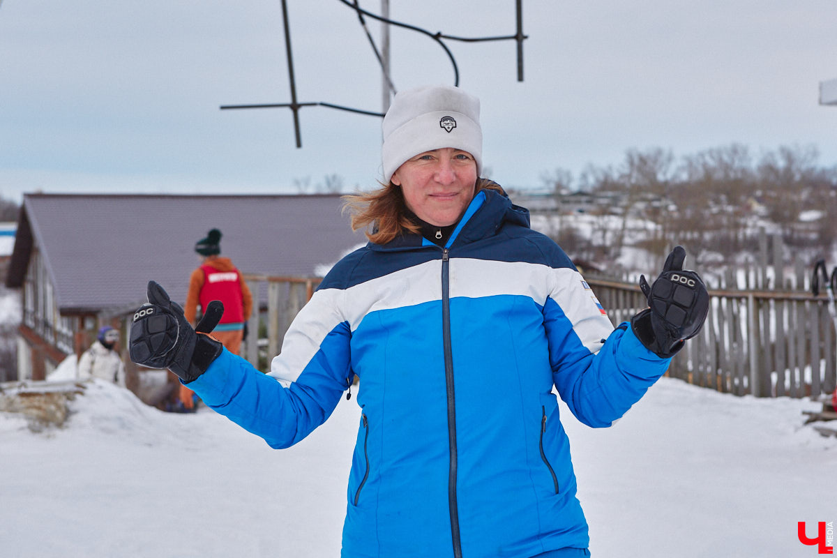 Где же совершенствовать райдерские навыки, если во Владимирской области зимние виды спорта совсем не развиты? Едем на Заячью гору, где преподаёт Анна Ларионова — мастер спорта международного класса, участница зимних Олимпийских игр 1998 года в Нагано, чемпионка Европы, тренер с более чем 20-летним стажем и опытом инструкторства в Швейцарии. Около года назад лыжница прибыла сюда, чтобы расшевелить горнолыжный спорт 33-го региона! О профессиональных тренировках, модернизации склонов и менее экстремальных активностях Заячьей горки рассказывает «Ключ-Медиа».