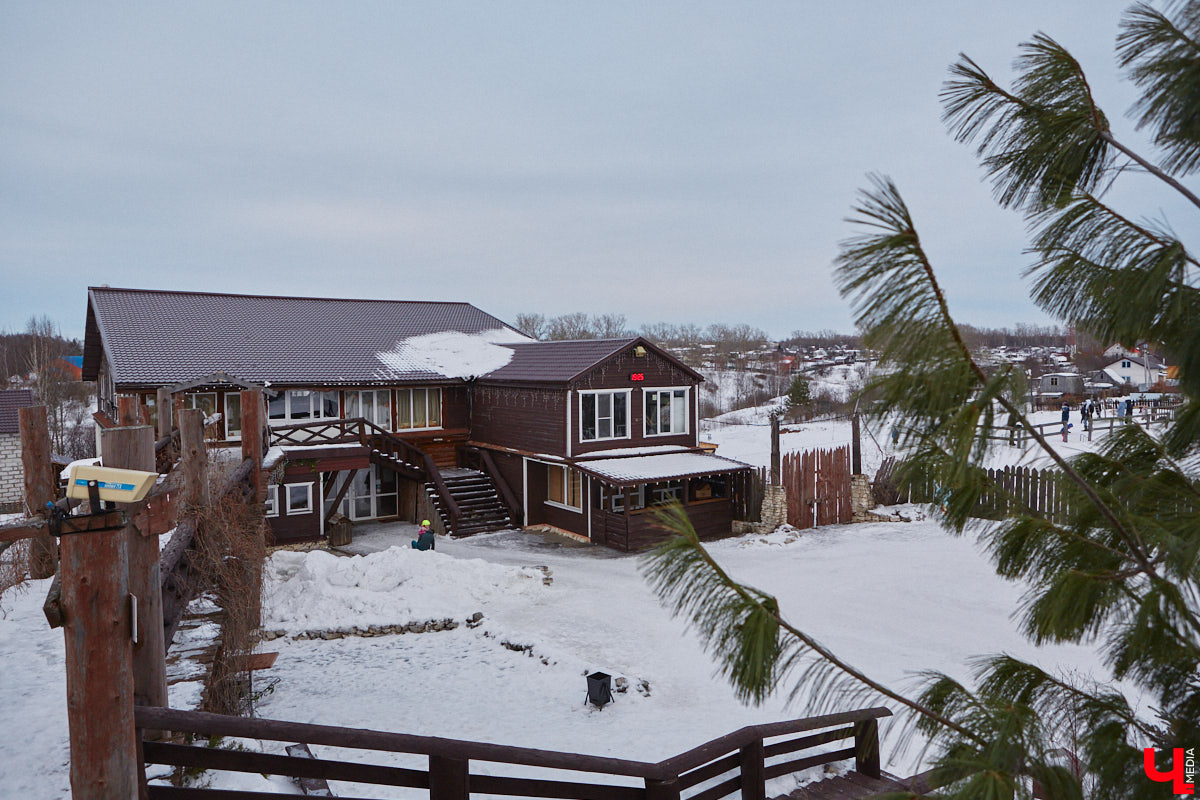 Где же совершенствовать райдерские навыки, если во Владимирской области зимние виды спорта совсем не развиты? Едем на Заячью гору, где преподаёт Анна Ларионова — мастер спорта международного класса, участница зимних Олимпийских игр 1998 года в Нагано, чемпионка Европы, тренер с более чем 20-летним стажем и опытом инструкторства в Швейцарии. Около года назад лыжница прибыла сюда, чтобы расшевелить горнолыжный спорт 33-го региона! О профессиональных тренировках, модернизации склонов и менее экстремальных активностях Заячьей горки рассказывает «Ключ-Медиа».
