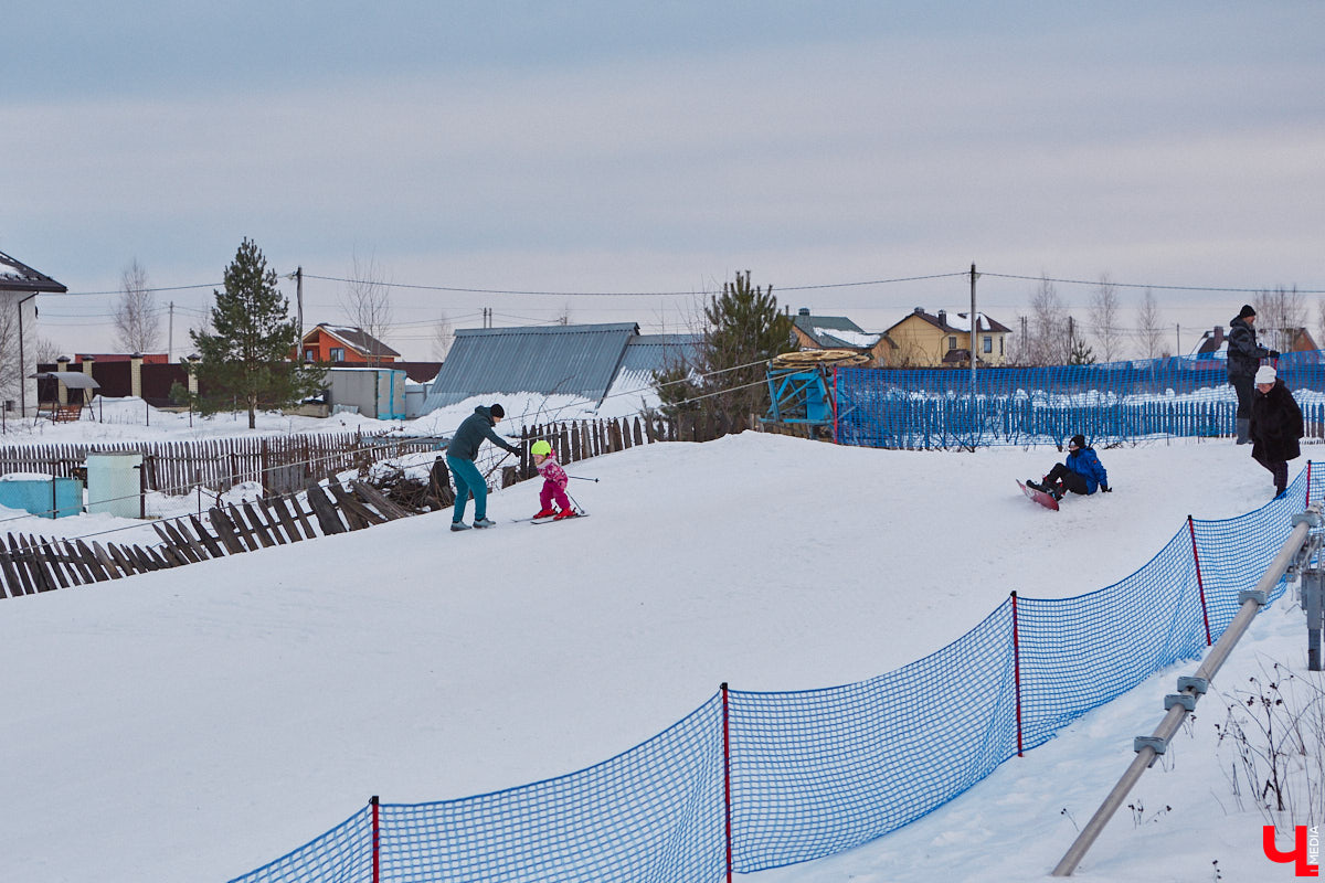 Где же совершенствовать райдерские навыки, если во Владимирской области зимние виды спорта совсем не развиты? Едем на Заячью гору, где преподаёт Анна Ларионова — мастер спорта международного класса, участница зимних Олимпийских игр 1998 года в Нагано, чемпионка Европы, тренер с более чем 20-летним стажем и опытом инструкторства в Швейцарии. Около года назад лыжница прибыла сюда, чтобы расшевелить горнолыжный спорт 33-го региона! О профессиональных тренировках, модернизации склонов и менее экстремальных активностях Заячьей горки рассказывает «Ключ-Медиа».