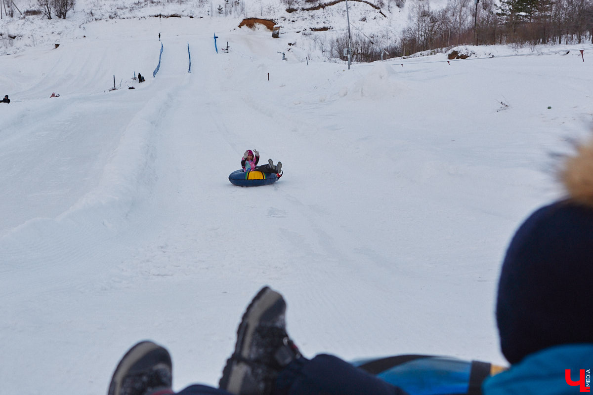 Где же совершенствовать райдерские навыки, если во Владимирской области зимние виды спорта совсем не развиты? Едем на Заячью гору, где преподаёт Анна Ларионова — мастер спорта международного класса, участница зимних Олимпийских игр 1998 года в Нагано, чемпионка Европы, тренер с более чем 20-летним стажем и опытом инструкторства в Швейцарии. Около года назад лыжница прибыла сюда, чтобы расшевелить горнолыжный спорт 33-го региона! О профессиональных тренировках, модернизации склонов и менее экстремальных активностях Заячьей горки рассказывает «Ключ-Медиа».