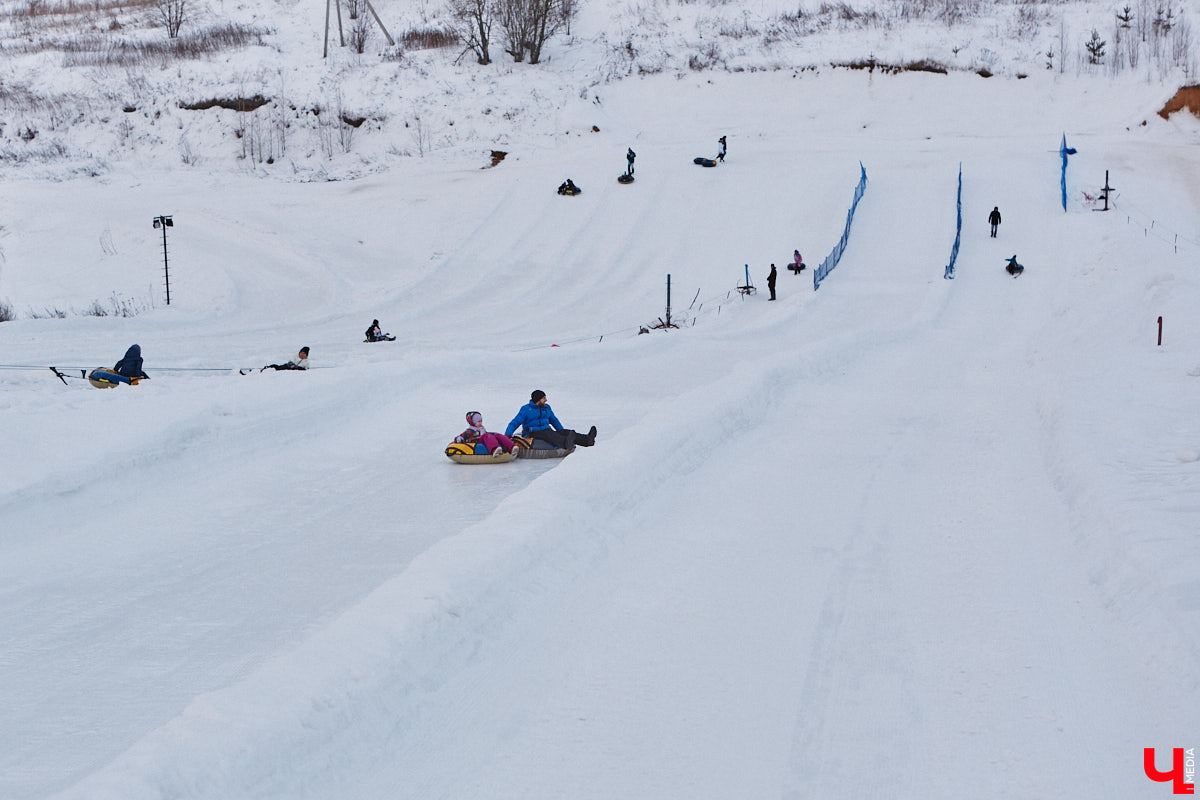 Где же совершенствовать райдерские навыки, если во Владимирской области зимние виды спорта совсем не развиты? Едем на Заячью гору, где преподаёт Анна Ларионова — мастер спорта международного класса, участница зимних Олимпийских игр 1998 года в Нагано, чемпионка Европы, тренер с более чем 20-летним стажем и опытом инструкторства в Швейцарии. Около года назад лыжница прибыла сюда, чтобы расшевелить горнолыжный спорт 33-го региона! О профессиональных тренировках, модернизации склонов и менее экстремальных активностях Заячьей горки рассказывает «Ключ-Медиа».
