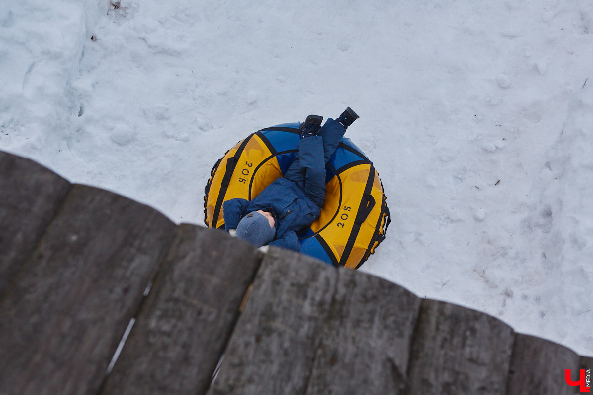 Где же совершенствовать райдерские навыки, если во Владимирской области зимние виды спорта совсем не развиты? Едем на Заячью гору, где преподаёт Анна Ларионова — мастер спорта международного класса, участница зимних Олимпийских игр 1998 года в Нагано, чемпионка Европы, тренер с более чем 20-летним стажем и опытом инструкторства в Швейцарии. Около года назад лыжница прибыла сюда, чтобы расшевелить горнолыжный спорт 33-го региона! О профессиональных тренировках, модернизации склонов и менее экстремальных активностях Заячьей горки рассказывает «Ключ-Медиа».