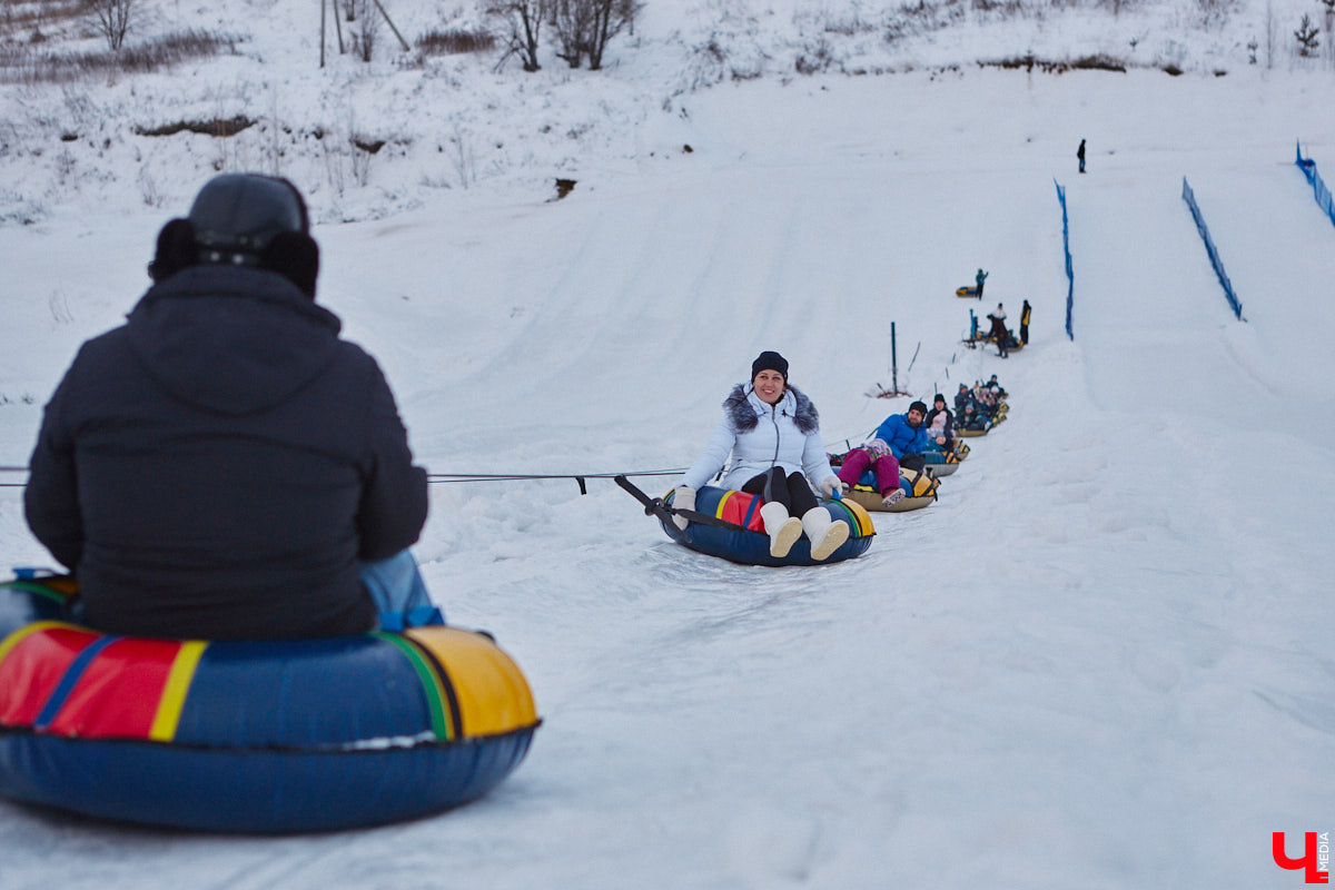 Где же совершенствовать райдерские навыки, если во Владимирской области зимние виды спорта совсем не развиты? Едем на Заячью гору, где преподаёт Анна Ларионова — мастер спорта международного класса, участница зимних Олимпийских игр 1998 года в Нагано, чемпионка Европы, тренер с более чем 20-летним стажем и опытом инструкторства в Швейцарии. Около года назад лыжница прибыла сюда, чтобы расшевелить горнолыжный спорт 33-го региона! О профессиональных тренировках, модернизации склонов и менее экстремальных активностях Заячьей горки рассказывает «Ключ-Медиа».