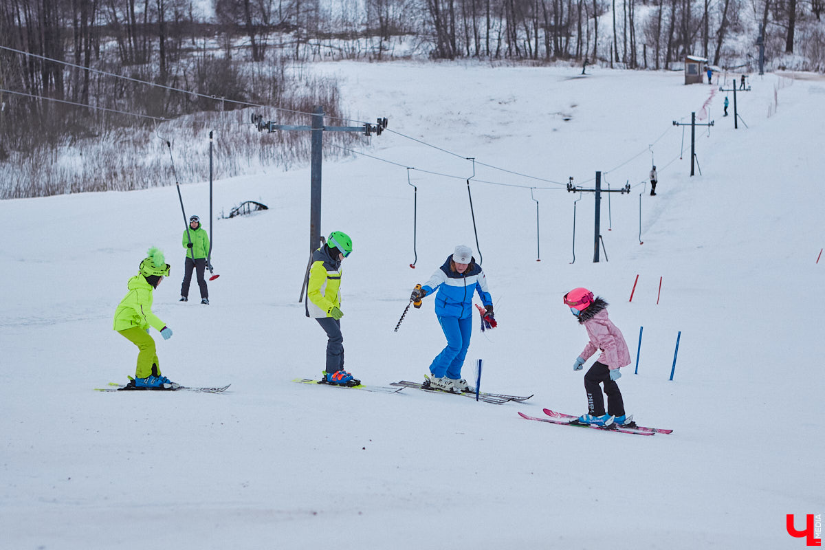 Где же совершенствовать райдерские навыки, если во Владимирской области зимние виды спорта совсем не развиты? Едем на Заячью гору, где преподаёт Анна Ларионова — мастер спорта международного класса, участница зимних Олимпийских игр 1998 года в Нагано, чемпионка Европы, тренер с более чем 20-летним стажем и опытом инструкторства в Швейцарии. Около года назад лыжница прибыла сюда, чтобы расшевелить горнолыжный спорт 33-го региона! О профессиональных тренировках, модернизации склонов и менее экстремальных активностях Заячьей горки рассказывает «Ключ-Медиа».