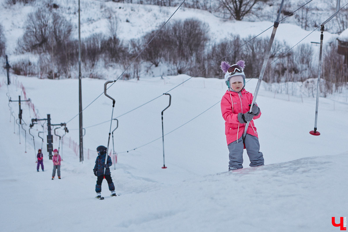 Где же совершенствовать райдерские навыки, если во Владимирской области зимние виды спорта совсем не развиты? Едем на Заячью гору, где преподаёт Анна Ларионова — мастер спорта международного класса, участница зимних Олимпийских игр 1998 года в Нагано, чемпионка Европы, тренер с более чем 20-летним стажем и опытом инструкторства в Швейцарии. Около года назад лыжница прибыла сюда, чтобы расшевелить горнолыжный спорт 33-го региона! О профессиональных тренировках, модернизации склонов и менее экстремальных активностях Заячьей горки рассказывает «Ключ-Медиа».