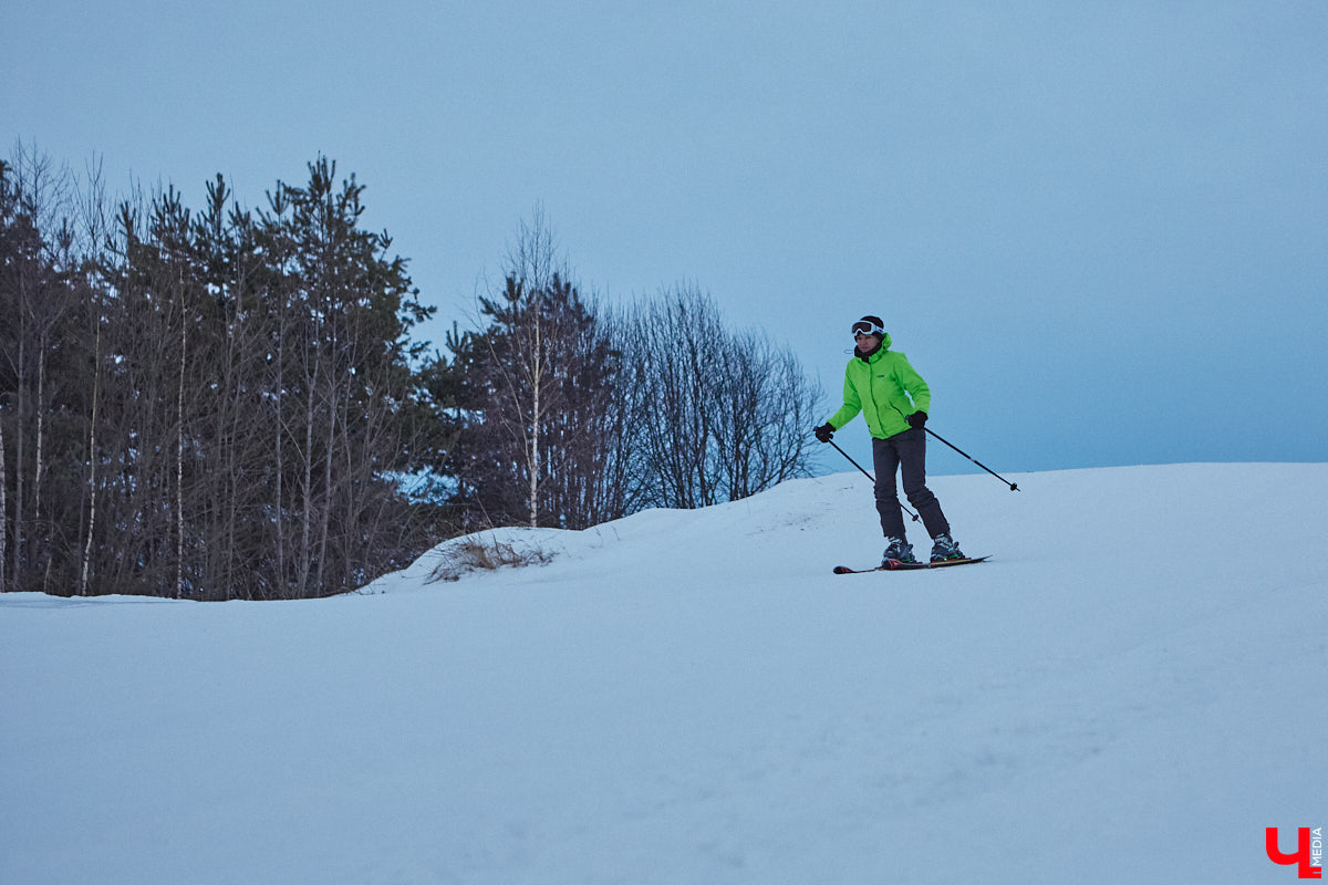 Где же совершенствовать райдерские навыки, если во Владимирской области зимние виды спорта совсем не развиты? Едем на Заячью гору, где преподаёт Анна Ларионова — мастер спорта международного класса, участница зимних Олимпийских игр 1998 года в Нагано, чемпионка Европы, тренер с более чем 20-летним стажем и опытом инструкторства в Швейцарии. Около года назад лыжница прибыла сюда, чтобы расшевелить горнолыжный спорт 33-го региона! О профессиональных тренировках, модернизации склонов и менее экстремальных активностях Заячьей горки рассказывает «Ключ-Медиа».