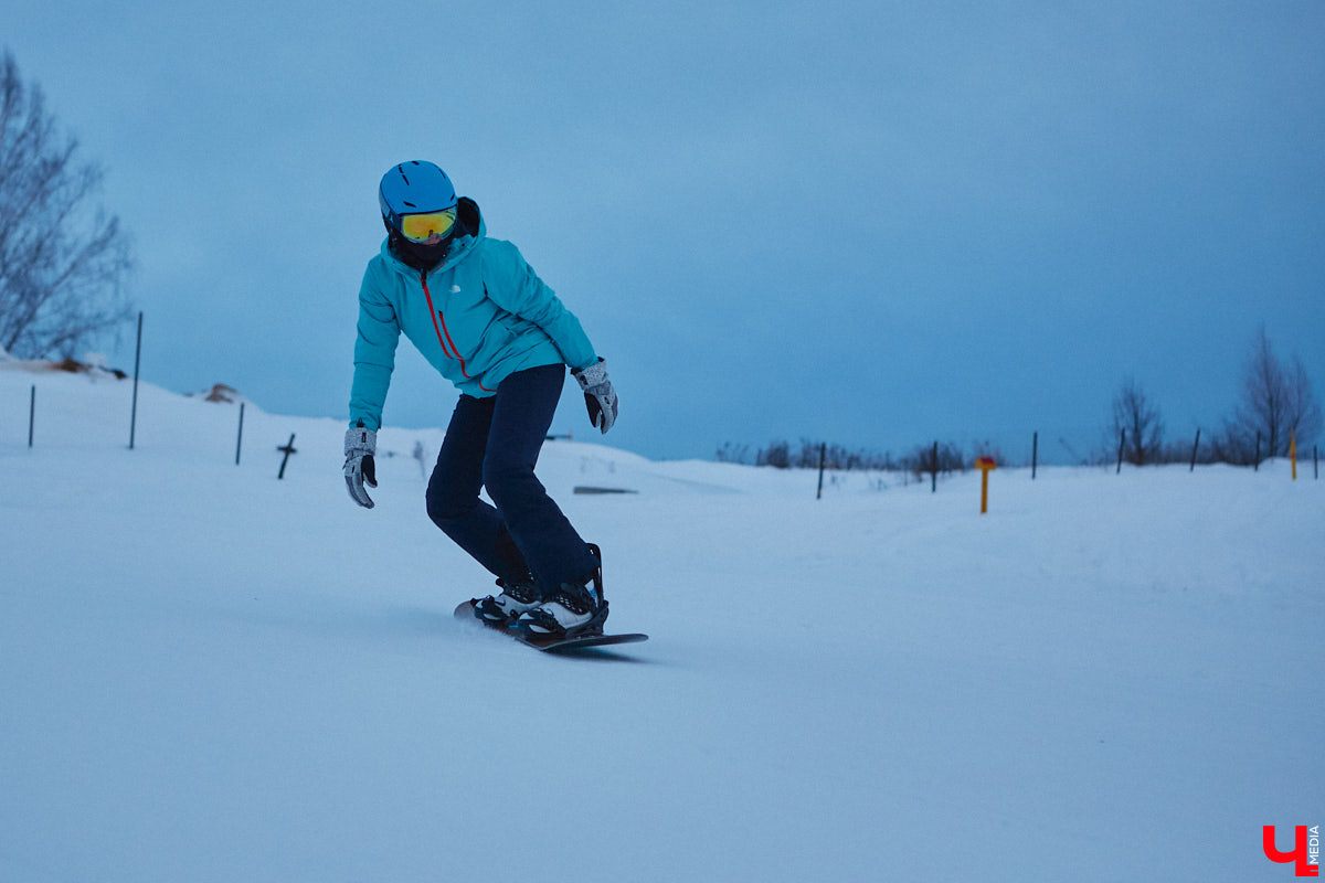 Где же совершенствовать райдерские навыки, если во Владимирской области зимние виды спорта совсем не развиты? Едем на Заячью гору, где преподаёт Анна Ларионова — мастер спорта международного класса, участница зимних Олимпийских игр 1998 года в Нагано, чемпионка Европы, тренер с более чем 20-летним стажем и опытом инструкторства в Швейцарии. Около года назад лыжница прибыла сюда, чтобы расшевелить горнолыжный спорт 33-го региона! О профессиональных тренировках, модернизации склонов и менее экстремальных активностях Заячьей горки рассказывает «Ключ-Медиа».