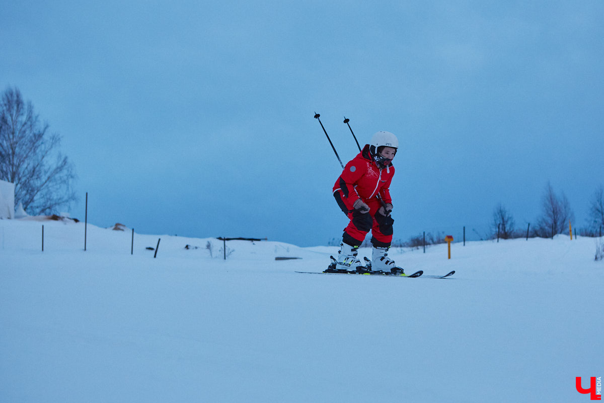 Где же совершенствовать райдерские навыки, если во Владимирской области зимние виды спорта совсем не развиты? Едем на Заячью гору, где преподаёт Анна Ларионова — мастер спорта международного класса, участница зимних Олимпийских игр 1998 года в Нагано, чемпионка Европы, тренер с более чем 20-летним стажем и опытом инструкторства в Швейцарии. Около года назад лыжница прибыла сюда, чтобы расшевелить горнолыжный спорт 33-го региона! О профессиональных тренировках, модернизации склонов и менее экстремальных активностях Заячьей горки рассказывает «Ключ-Медиа».