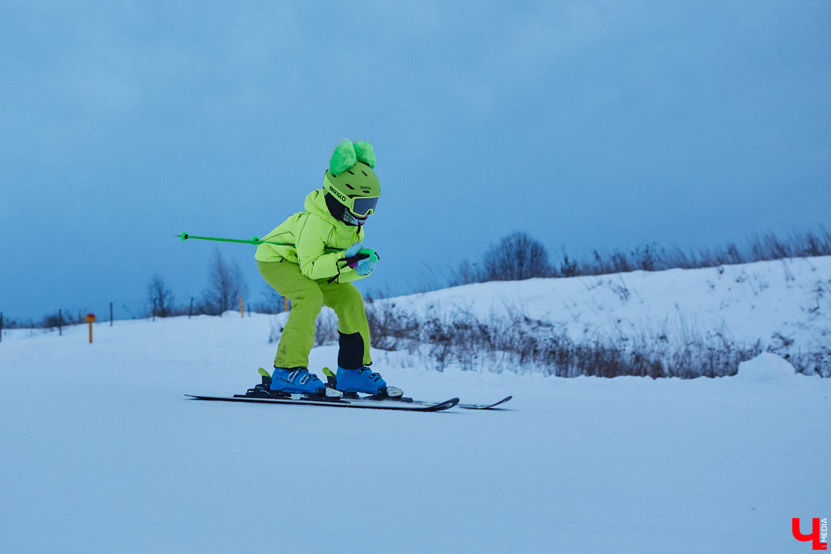Где же совершенствовать райдерские навыки, если во Владимирской области зимние виды спорта совсем не развиты? Едем на Заячью гору, где преподаёт Анна Ларионова — мастер спорта международного класса, участница зимних Олимпийских игр 1998 года в Нагано, чемпионка Европы, тренер с более чем 20-летним стажем и опытом инструкторства в Швейцарии. Около года назад лыжница прибыла сюда, чтобы расшевелить горнолыжный спорт 33-го региона! О профессиональных тренировках, модернизации склонов и менее экстремальных активностях Заячьей горки рассказывает «Ключ-Медиа».