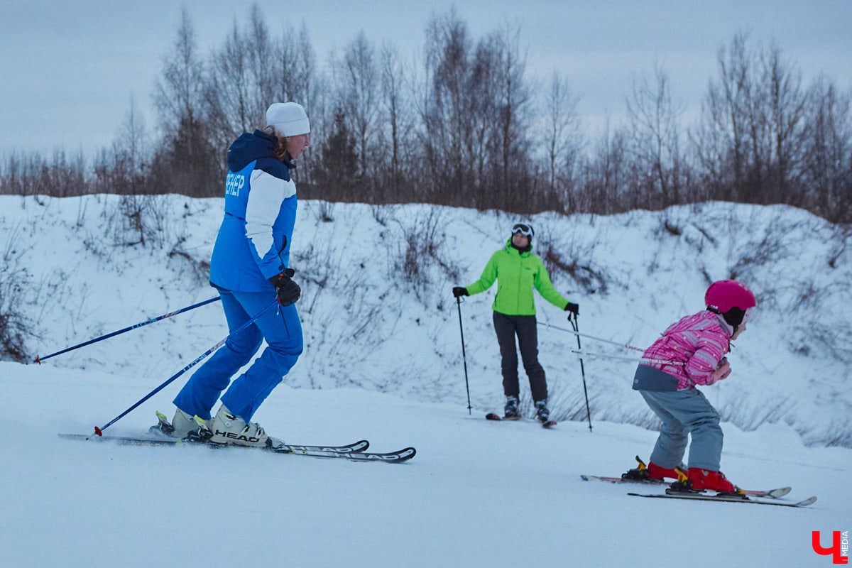 Где же совершенствовать райдерские навыки, если во Владимирской области зимние виды спорта совсем не развиты? Едем на Заячью гору, где преподаёт Анна Ларионова — мастер спорта международного класса, участница зимних Олимпийских игр 1998 года в Нагано, чемпионка Европы, тренер с более чем 20-летним стажем и опытом инструкторства в Швейцарии. Около года назад лыжница прибыла сюда, чтобы расшевелить горнолыжный спорт 33-го региона! О профессиональных тренировках, модернизации склонов и менее экстремальных активностях Заячьей горки рассказывает «Ключ-Медиа».