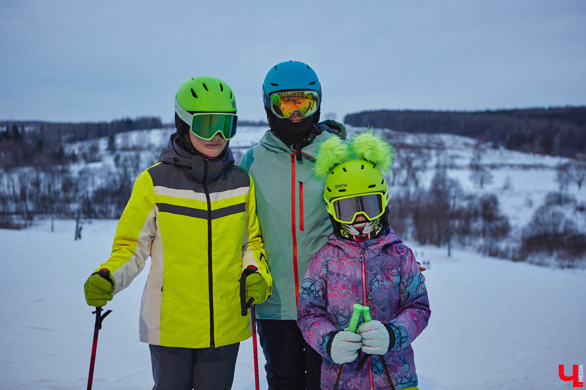 Где же совершенствовать райдерские навыки, если во Владимирской области зимние виды спорта совсем не развиты? Едем на Заячью гору, где преподаёт Анна Ларионова — мастер спорта международного класса, участница зимних Олимпийских игр 1998 года в Нагано, чемпионка Европы, тренер с более чем 20-летним стажем и опытом инструкторства в Швейцарии. Около года назад лыжница прибыла сюда, чтобы расшевелить горнолыжный спорт 33-го региона! О профессиональных тренировках, модернизации склонов и менее экстремальных активностях Заячьей горки рассказывает «Ключ-Медиа».