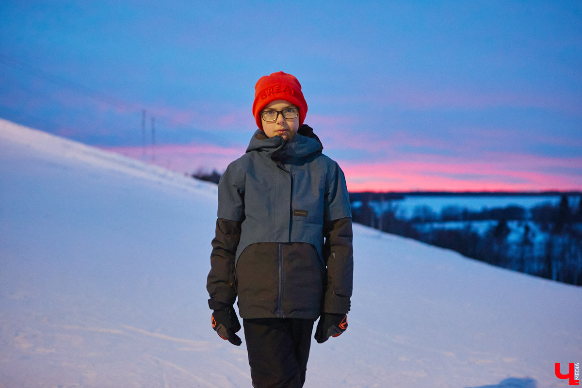 Где же совершенствовать райдерские навыки, если во Владимирской области зимние виды спорта совсем не развиты? Едем на Заячью гору, где преподаёт Анна Ларионова — мастер спорта международного класса, участница зимних Олимпийских игр 1998 года в Нагано, чемпионка Европы, тренер с более чем 20-летним стажем и опытом инструкторства в Швейцарии. Около года назад лыжница прибыла сюда, чтобы расшевелить горнолыжный спорт 33-го региона! О профессиональных тренировках, модернизации склонов и менее экстремальных активностях Заячьей горки рассказывает «Ключ-Медиа».