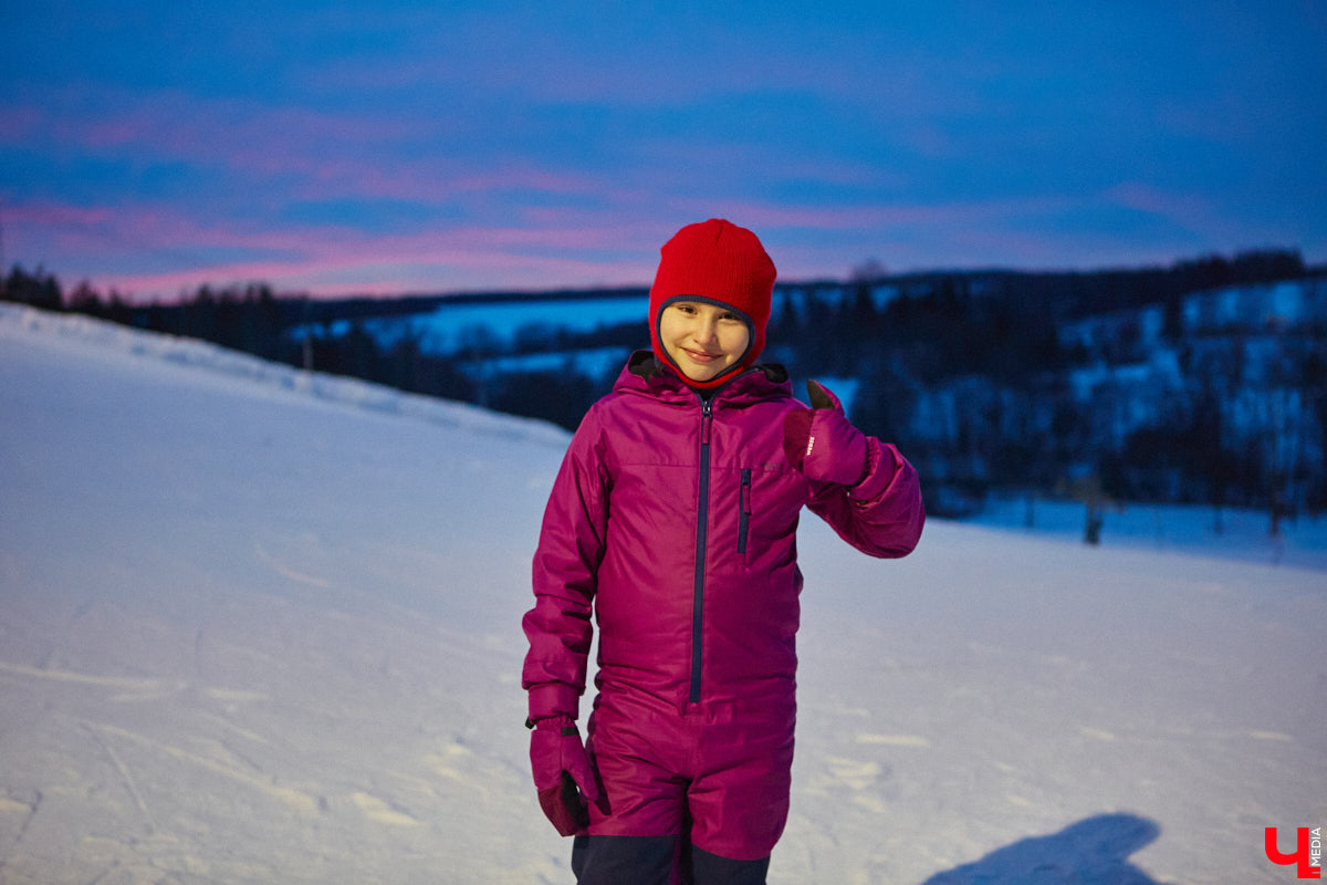 Где же совершенствовать райдерские навыки, если во Владимирской области зимние виды спорта совсем не развиты? Едем на Заячью гору, где преподаёт Анна Ларионова — мастер спорта международного класса, участница зимних Олимпийских игр 1998 года в Нагано, чемпионка Европы, тренер с более чем 20-летним стажем и опытом инструкторства в Швейцарии. Около года назад лыжница прибыла сюда, чтобы расшевелить горнолыжный спорт 33-го региона! О профессиональных тренировках, модернизации склонов и менее экстремальных активностях Заячьей горки рассказывает «Ключ-Медиа».