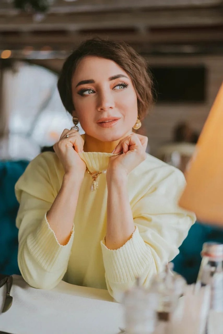 «Не в деньгах счастье, а в их количестве», – гласит известный афоризм. Все хотят быть обеспеченными, но у большинства найдется сотня причин, почему это не удается. Коуч из Владимира Элина Оруджева не признает ни одну из них. По ее мнению, привлечь большие деньги может любой. Работающий способ она подсказала «Ключ-Медиа».