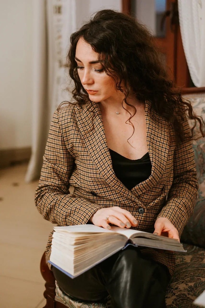 «Не в деньгах счастье, а в их количестве», – гласит известный афоризм. Все хотят быть обеспеченными, но у большинства найдется сотня причин, почему это не удается. Коуч из Владимира Элина Оруджева не признает ни одну из них. По ее мнению, привлечь большие деньги может любой. Работающий способ она подсказала «Ключ-Медиа».