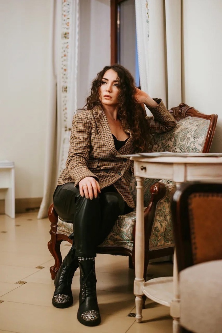 «Не в деньгах счастье, а в их количестве», – гласит известный афоризм. Все хотят быть обеспеченными, но у большинства найдется сотня причин, почему это не удается. Коуч из Владимира Элина Оруджева не признает ни одну из них. По ее мнению, привлечь большие деньги может любой. Работающий способ она подсказала «Ключ-Медиа».